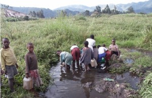 ugandan-children-fetch-contaminated-drinking-water-photo